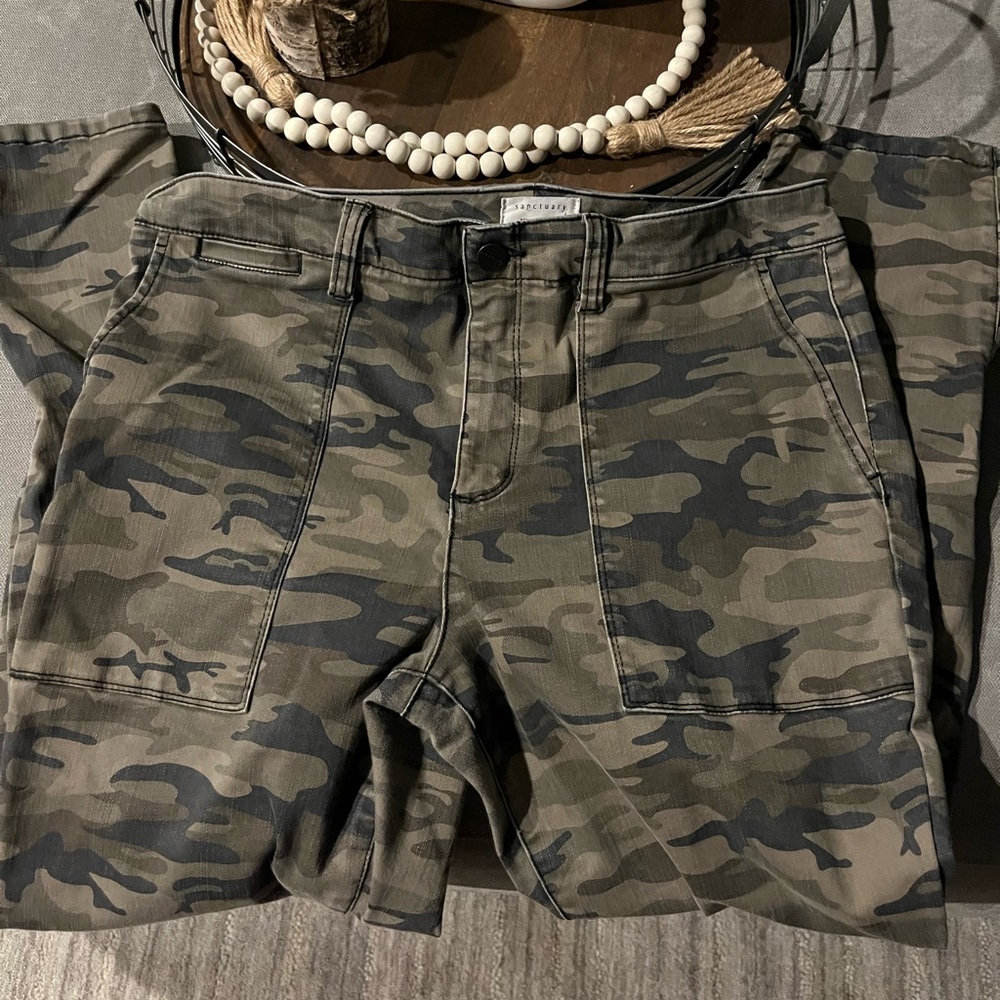 🔥Sanctuary Standard Surplus Green Camo Jeans. Size: approximate measurements.